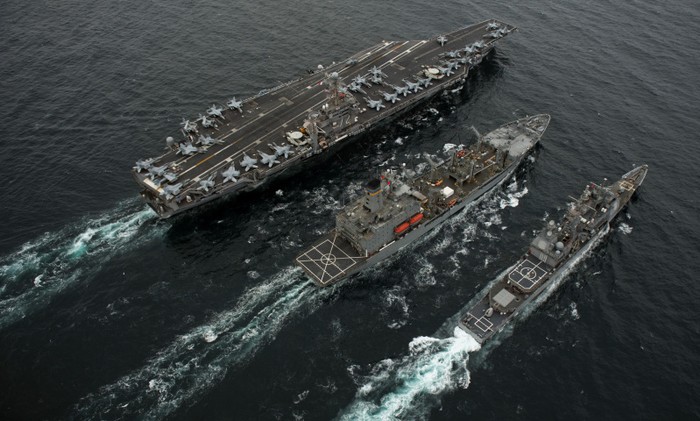 Tàu sân bay USS Abraham Lincoln phối hợp với tàu tiếp liệu USNS Guadalupe và tuần dương hạm USS Cape St. George.